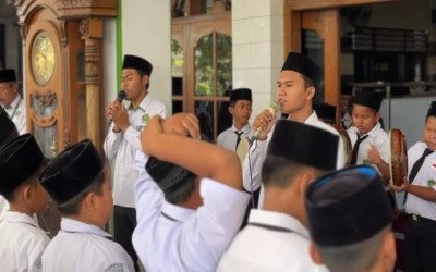 DARI LOMBA HINGGA SHOLAWAT BERJANJEN
